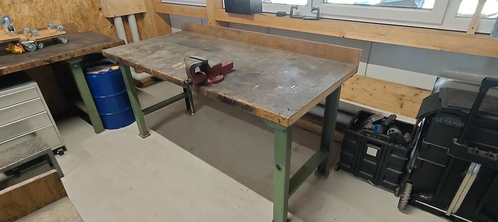 Werkbänke: Massive Werkbank mit Schraubstock – Gebraucht aus Neudorf von RS_handwaerch77