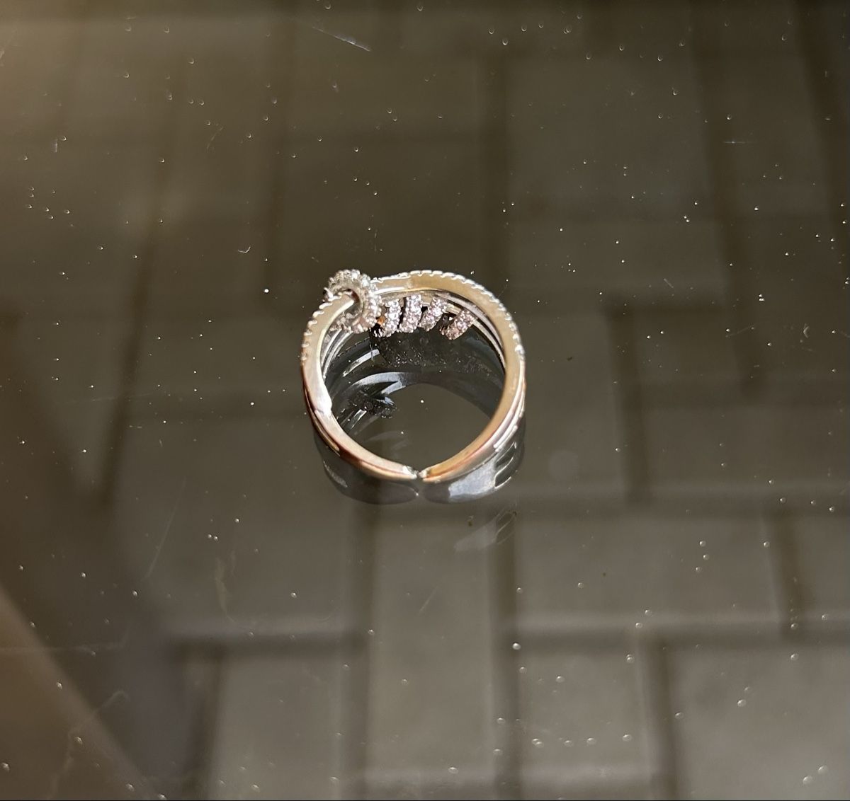 Anelli: Sparkling Silver Color Adjustable Ring - Add Glamour – Usato da Saland venduto da ele_vc96 1