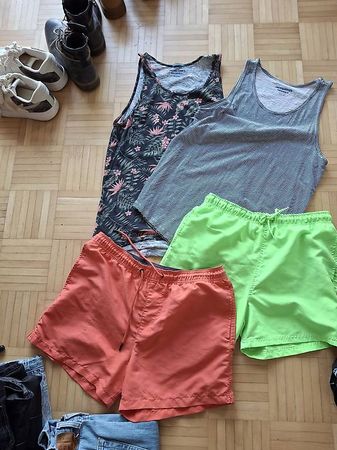 2 Badeshorts, 2 Shirts