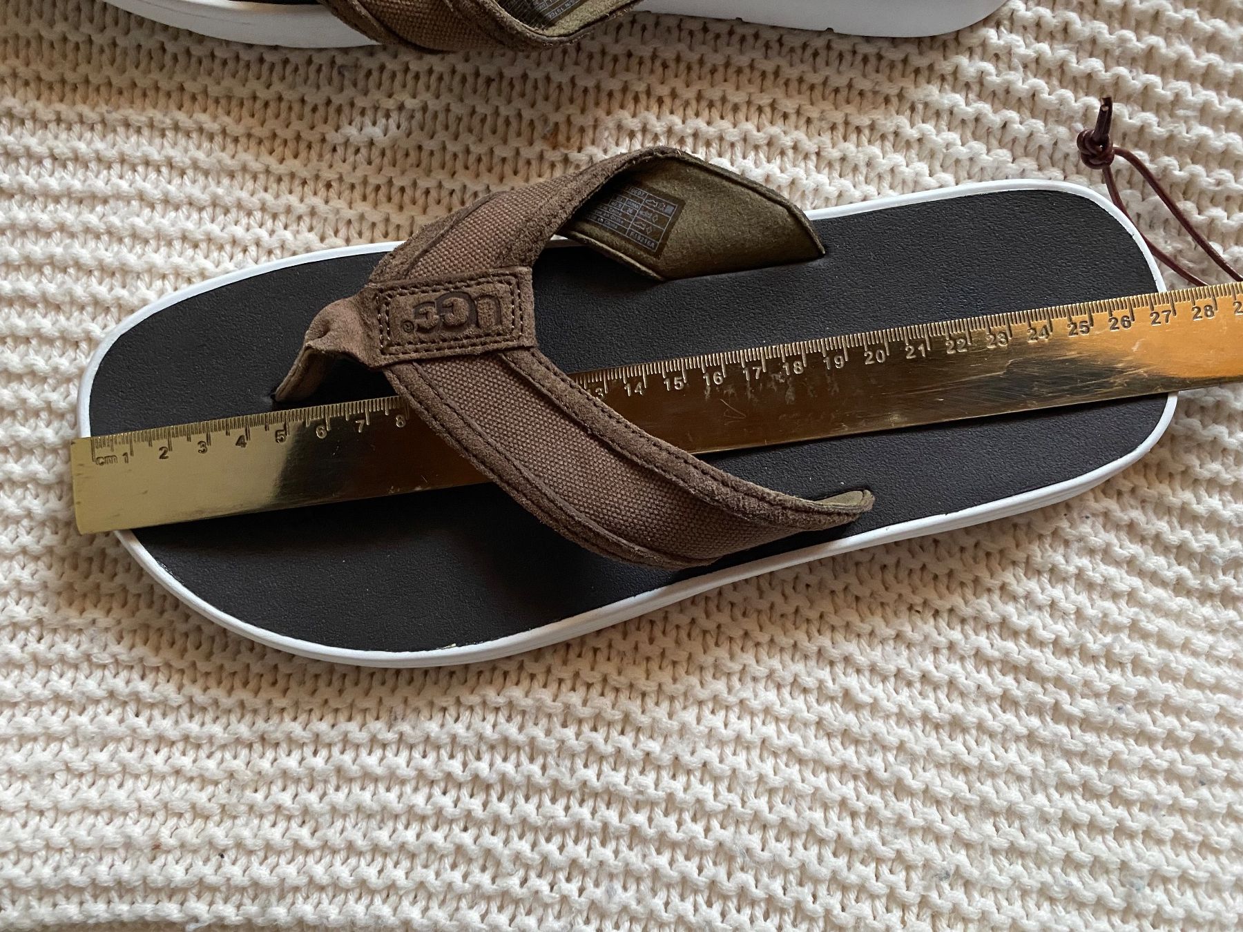 Ugg Scarpe da uomo: Tongs UGG marron taille 40,5 – Usato da Geneve venduto da Monthoux13 6