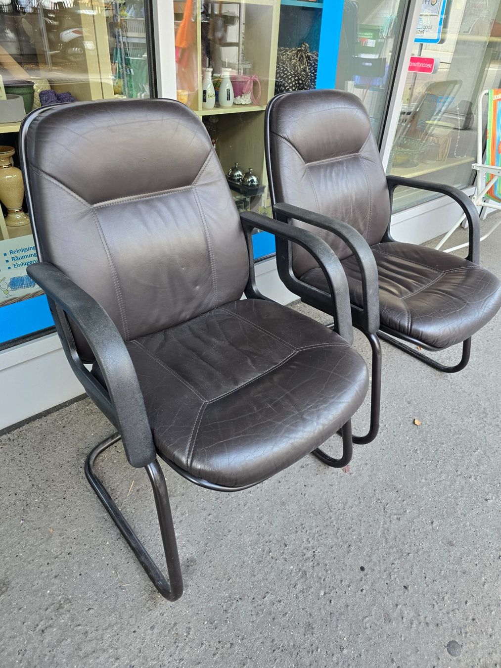 Stühle: Bürostühle massiv 2 Stk., Leder – Gebraucht aus Zofingen von Loop_ReSale 3