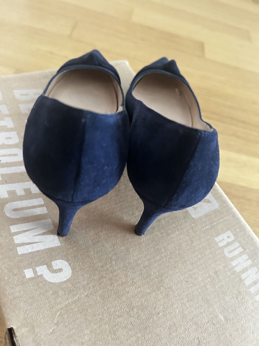 Stuart Weitzman Damenschuhe: Stuart Weitzman Navy Suede Bow Pumps Size 5.5 Used – Gebraucht aus Zug von day_9ph6 2