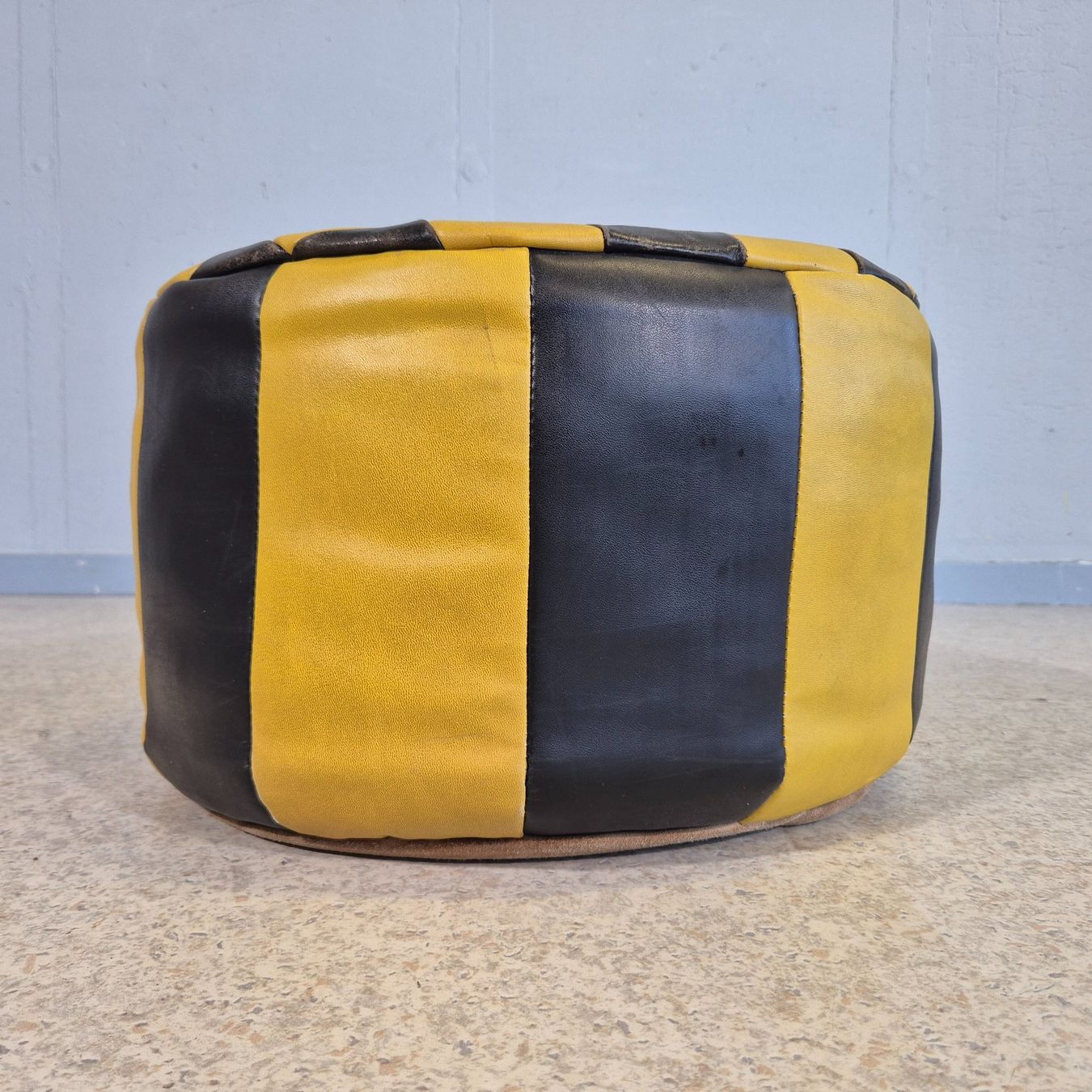 Sgabelli: Vintage Leder Pouf Höcker Hocker Polster - Höcker – Usato da Nottwil venduto da Wondewa-Shop 4