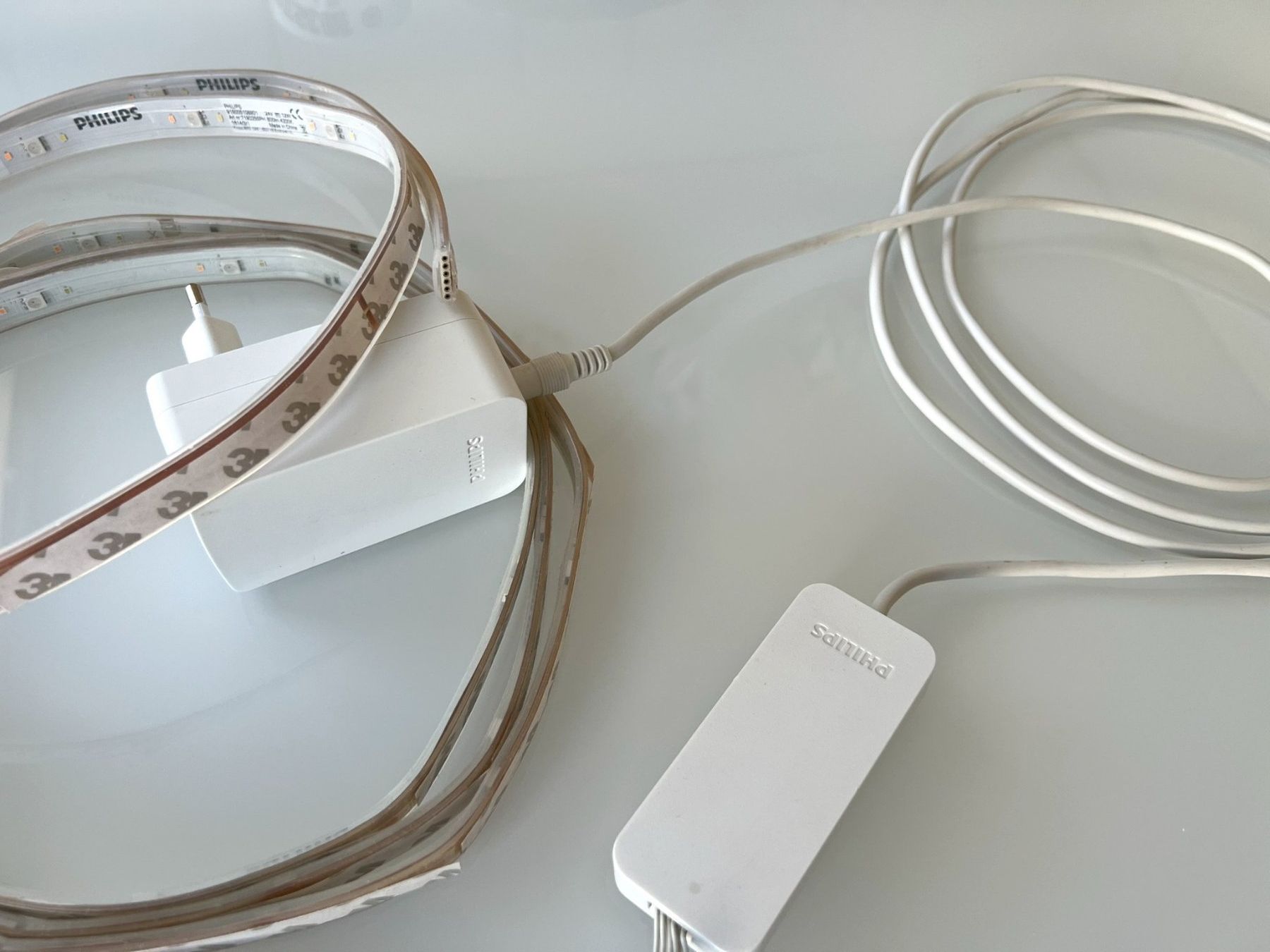 Philips Ghirlande e barre luminose: Philips Hue Lightstrip Plus 2 m + extension 1 m – Usato da Genève venduto da PoissonBlue 1