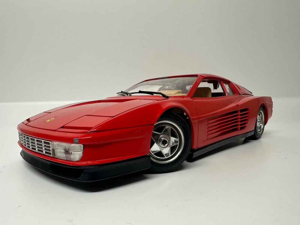 2 Die Cast 1/18 Scale Model Burago Cars 1984 Ferrari Testarossa, And A 1987 Ferrari F40