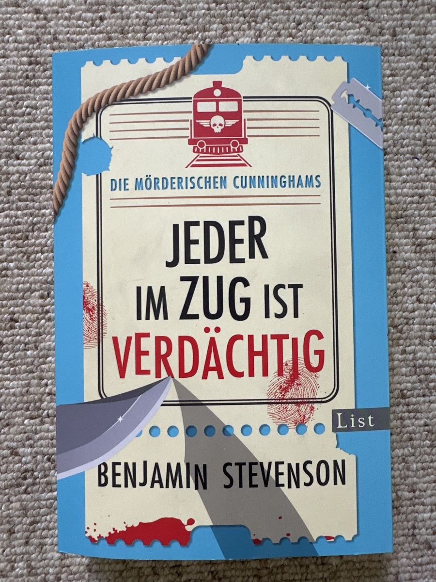 Libri: Jeder im Zug ist verdächtig. - Benjamin Stevenson – Nuovo (secondo la descrizione) da Wattwil venduto da jopara