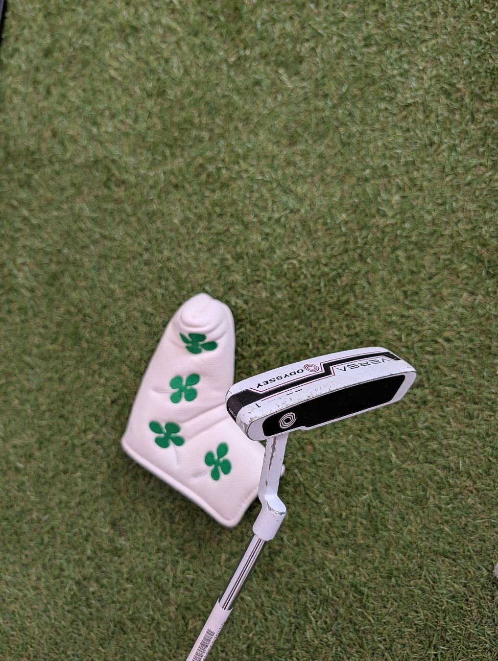 Odyssey Mazze & Set: Odyssey Versa Putter 35" inkl. Headcover – Usato da Uerikon venduto da Chreggus_Golfshop