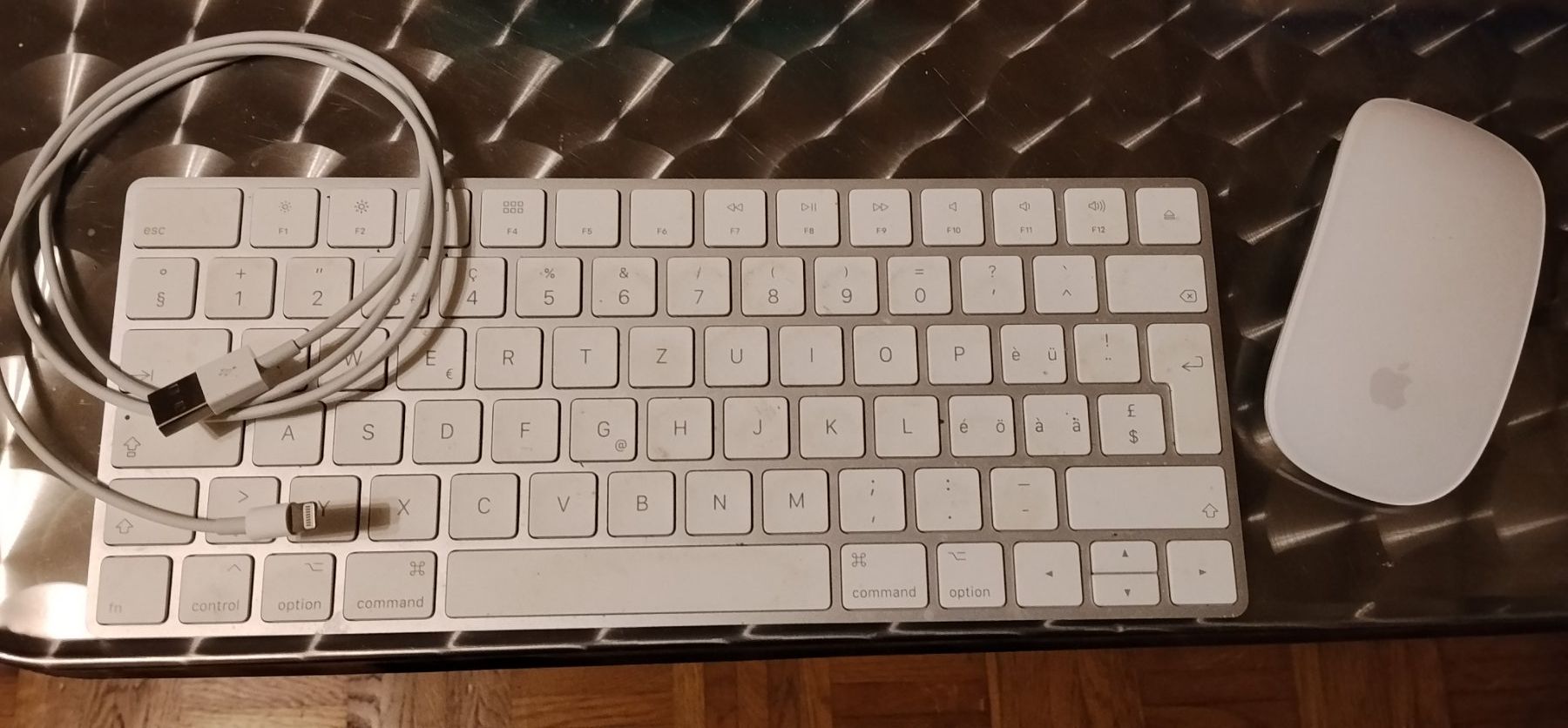 Tastiere: Clavier et souris Apple Magic sans fil avec câble USB – Nuovo (secondo la descrizione) da St-Imier venduto da nounours99