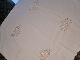 Tischdecke  bestickt 77 x 77 cm