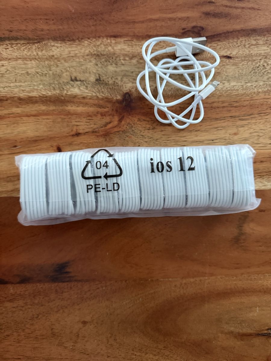 Apple Kabel: USB Kabel für Apple iPhone / iPad, Neu, 10 Stück  – Neu und originalverpackt aus Widnau von Doctor_Hemp