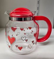 Glas-Karaffe mit roten Herzen