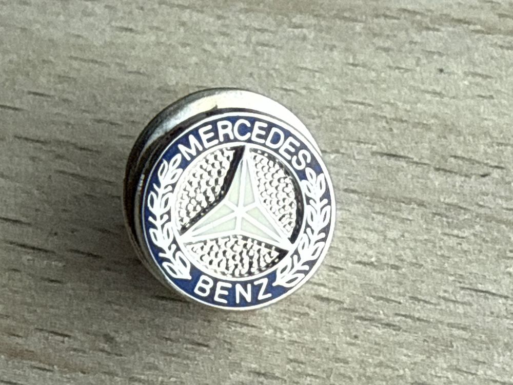 Pin's Mercedes-Benz REPORTER Signé SOFREC Paris