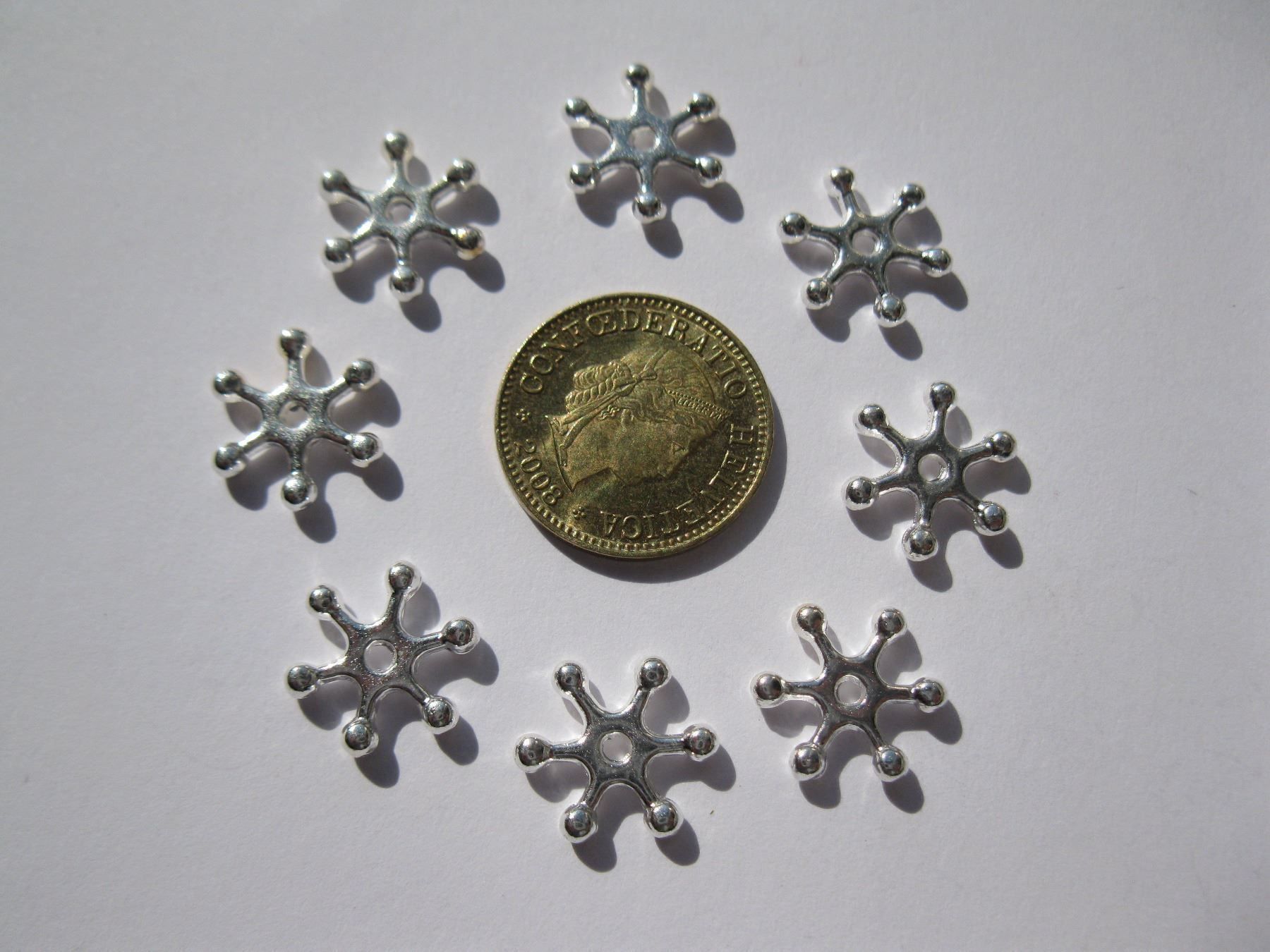 Perle (finte): 10 Zwischenteile Daisy, versilbert, 12mm – Nuovo e nell'imballaggio originale da St. Margarethen TG venduto da LuanaKa 1