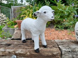 Petit mouton en résine Ht. 28 cm