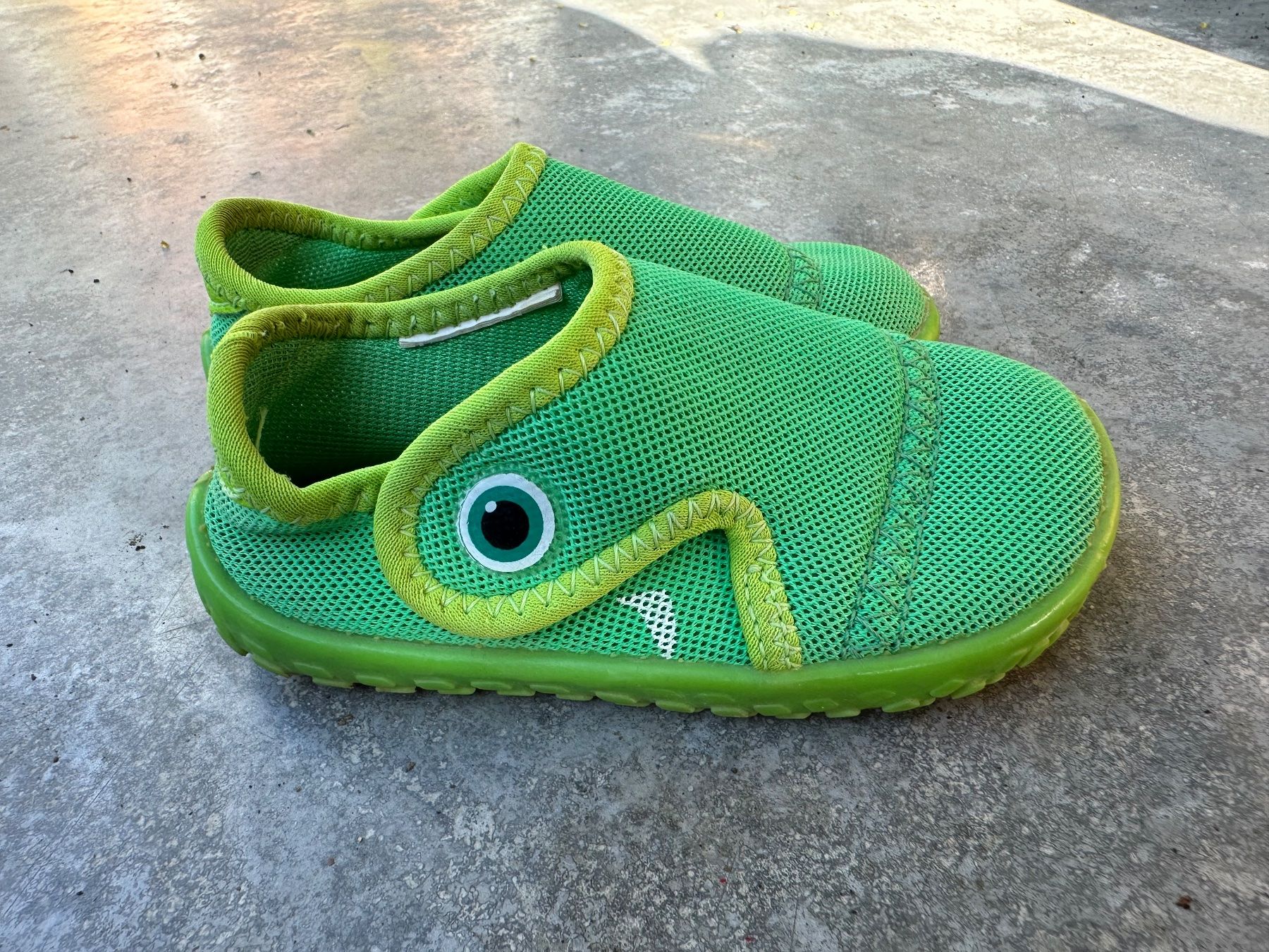 Decathlon Schuhe für Jungen: Wasserschuhe 22-23 – Gebraucht aus Zürich von chemostat