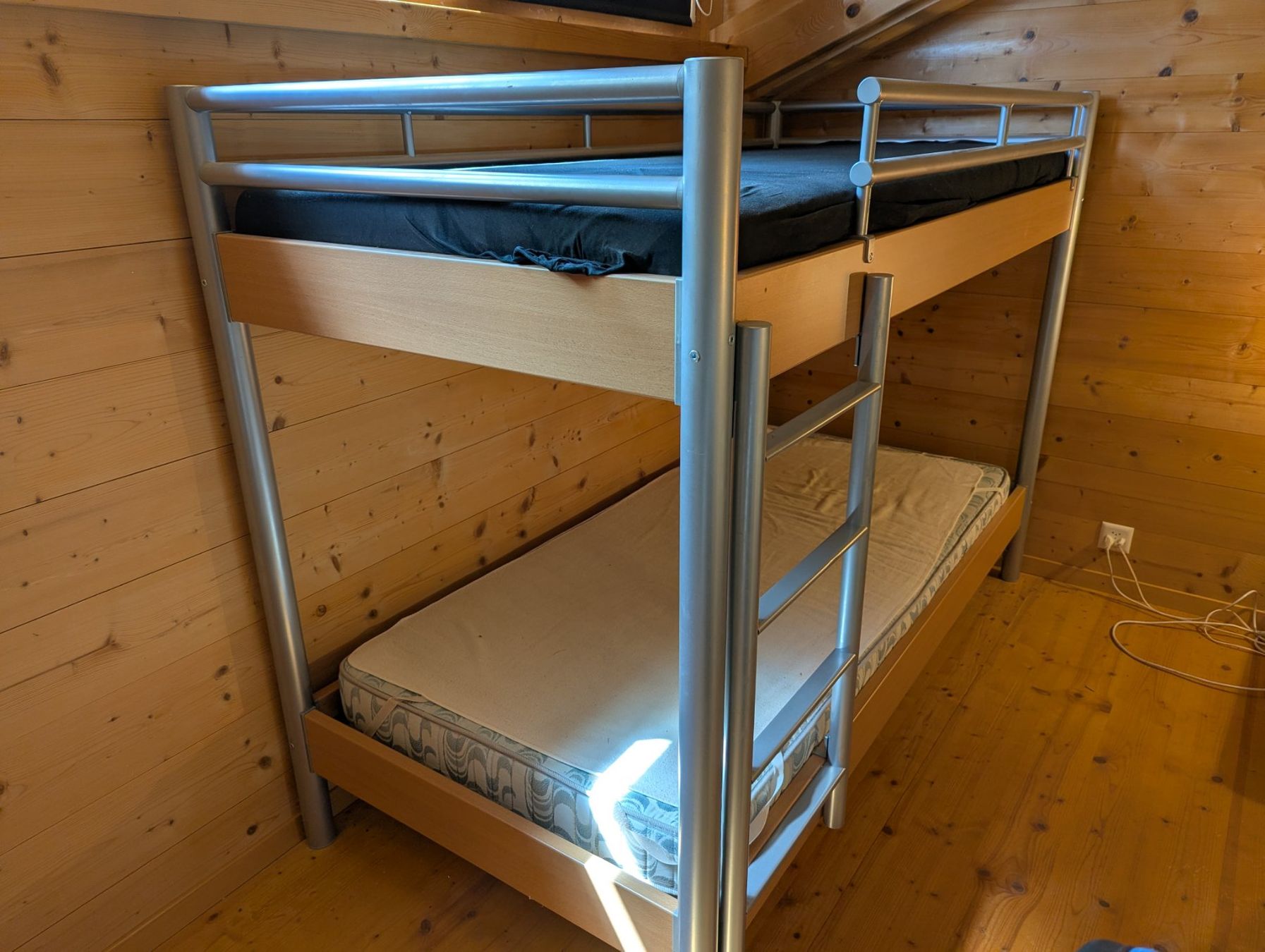 Lits: Lit superposé robuste en métal et bois – D'occasion à Evionnaz par fmettan 2