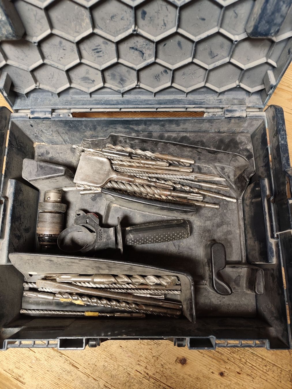 Bosch Trapani: Bohrhammer Bosch Professional mit Koffer – Usato da Langnau i. E. venduto da Acrjl 2
