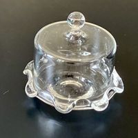 Kleine Glasplatte mit Cloche für Puppenstuben. Glas. Handarb