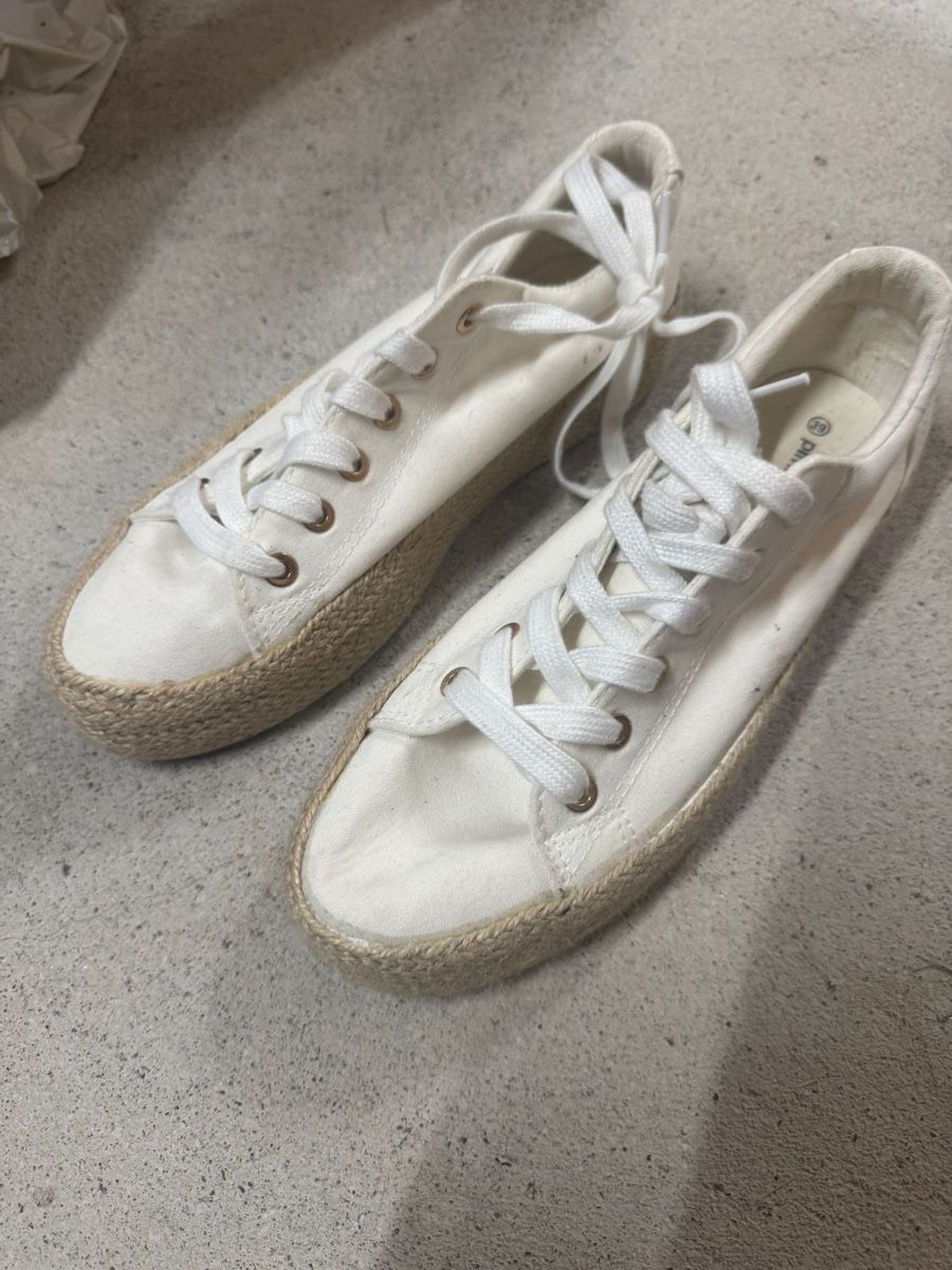 Chaussures femmes: Sneakers Damen Gr. 39 – D'occasion à Hinwil par YPMK61