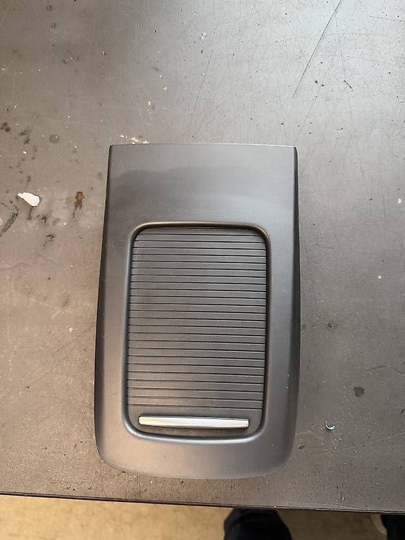 Alle Autoersatzteile: BMW E93 Mittelkonsole hinten  – Gebraucht aus Langrickenbach von jimp92