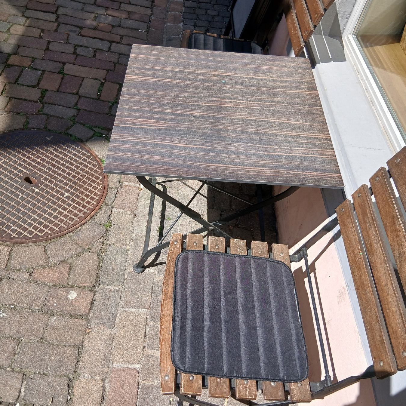 Tischset: Gartentisch mit 2 Stühlen Holz Metall schwarz – Gebraucht aus Rapperswil SG von Danii008 2