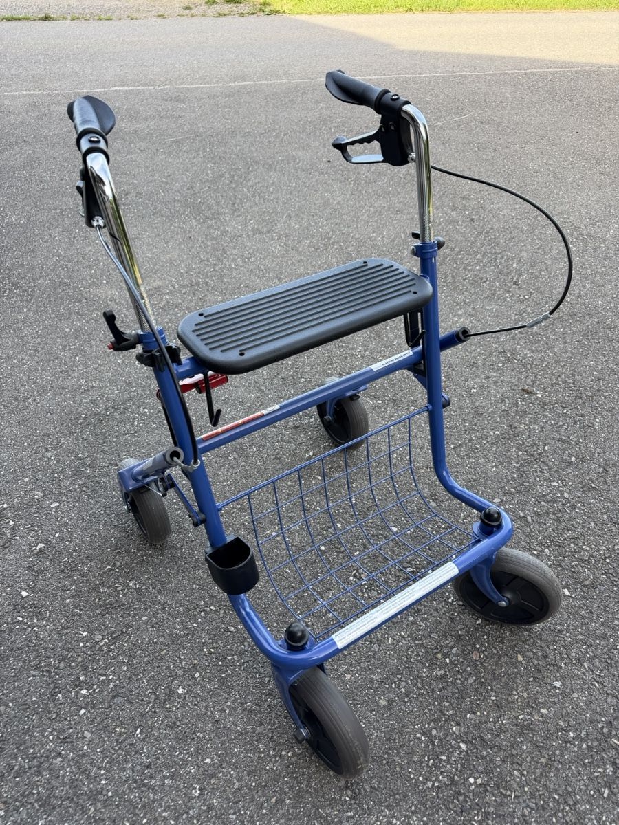 Ausili per la deambulazione: Blauer Rollator mit Sitz und Einkaufskorb, Top Zustand! – Nuovo (secondo la descrizione) da Rümligen venduto da wut_hft8