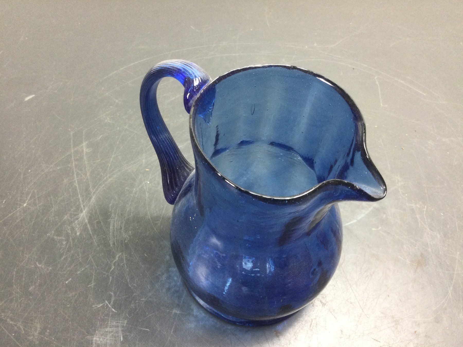 Caraffe: Gebrauchter alter blauer Wasser Glas Krug – Usato da Wangen SZ venduto da kuriosum12 3
