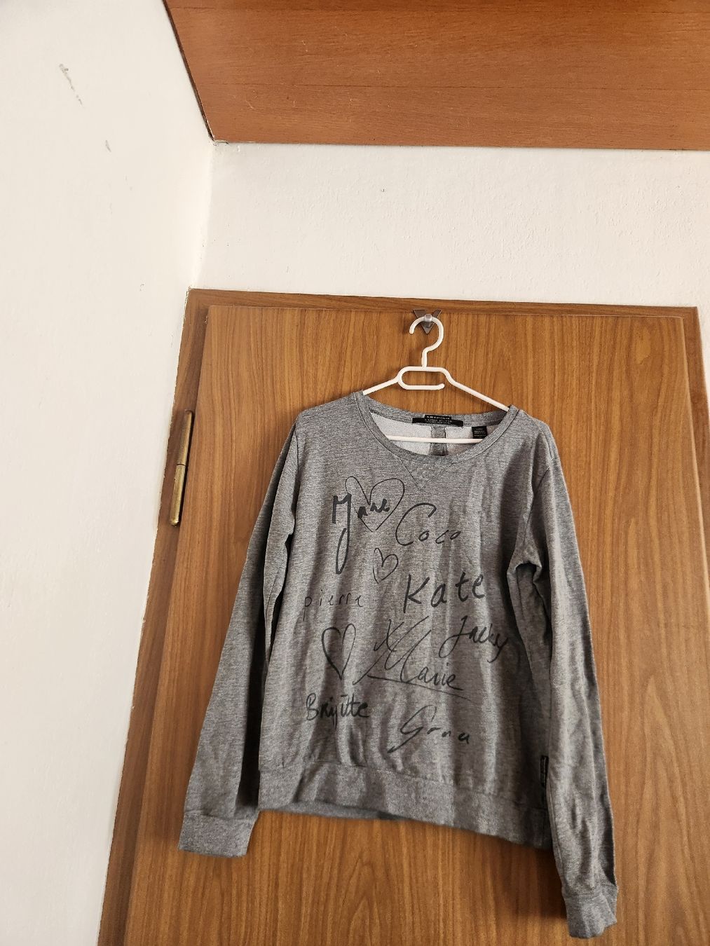 Maison Scotch Pullover & Sweatshirts: Sweat Maison Scotch gris imprimé taille 2 – Gebraucht aus Niedergösgen von Eva2410