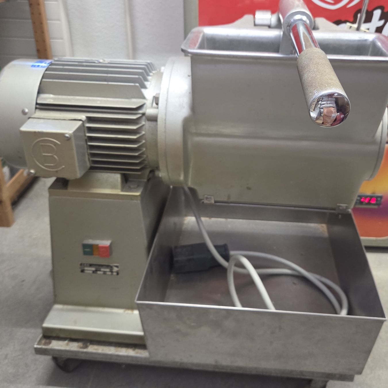 Tutte le macchine: Profi Käsereibemaschine – Usato da Freienwil venduto da dinardo1960