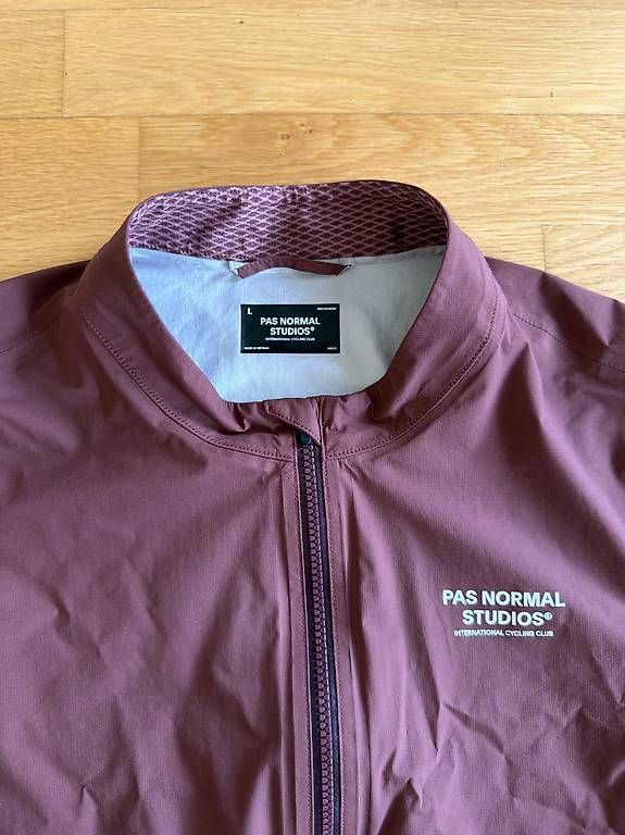 Pas Normal Studios Giacche: Pas Normal Studios Mechanism Rain Jacket (Men/Dark Brown/L) – Usato da Zürich venduto da mariusgrieder 1