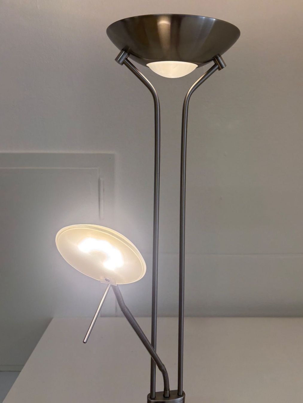 Lampen: Stehlampe Metall mit Leseleuchte – Gebraucht aus Wettingen von Wendemarket 1