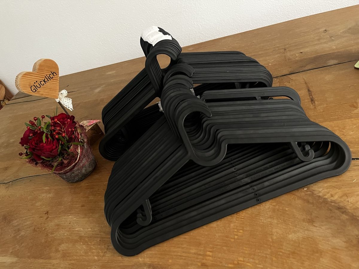 IKEA SPRUTTIG Kleiderbügel, schwarz (Neu und originalverpackt) in Obfelden für CHF 1.05 – nur Abholung auf Ricardo kaufen