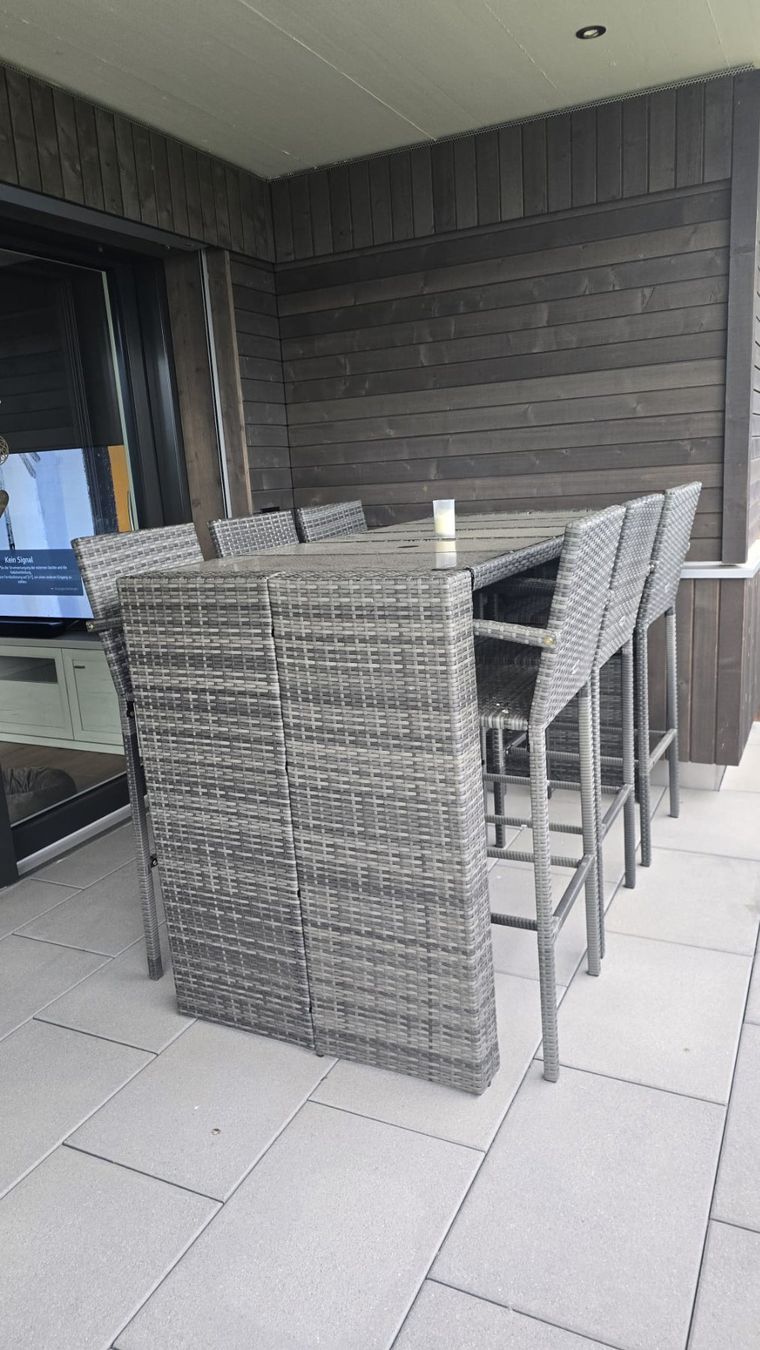 Set di tavolo e panche: Rattan-Hoch-Tisch mit 6 Stühlen – Usato da Udligenswil venduto da Quarz2002 2