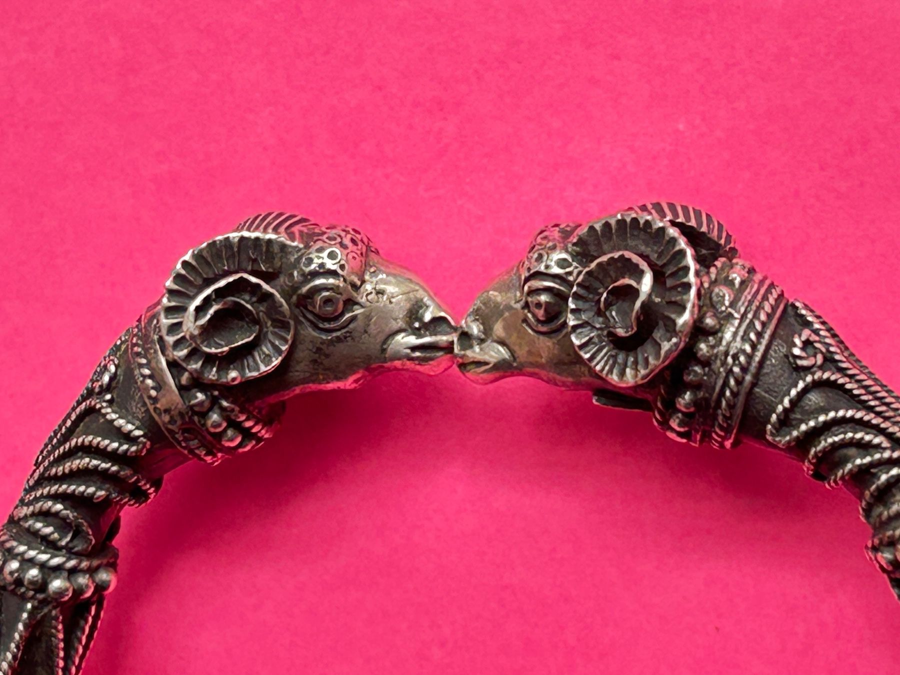 Sonstiger Schmuck: Armreif mit Widderköpfen, plus Widder-Ring (51) – Gebraucht aus Laufen von Bellebellezza