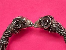 Armreif mit Widderköpfen, plus Widder-Ring (51)