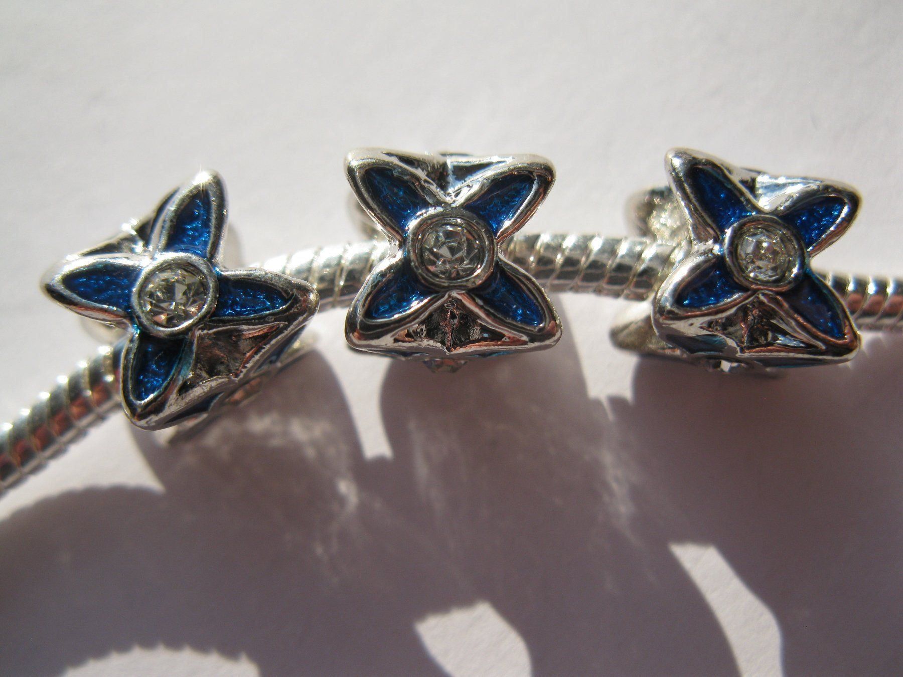 Perle (finte): 2 Grosslochperlen, Beads, Blume, blau mit Strass – Nuovo e nell'imballaggio originale da St. Margarethen TG venduto da LuanaKa