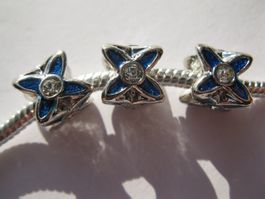 2 Grosslochperlen, Beads, Blume, blau mit Strass