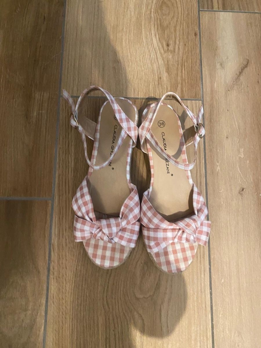Scarpe per ragazze: Sandalen für Mädchen gr36 – Usato da Hinwil venduto da jua_t8vd 1