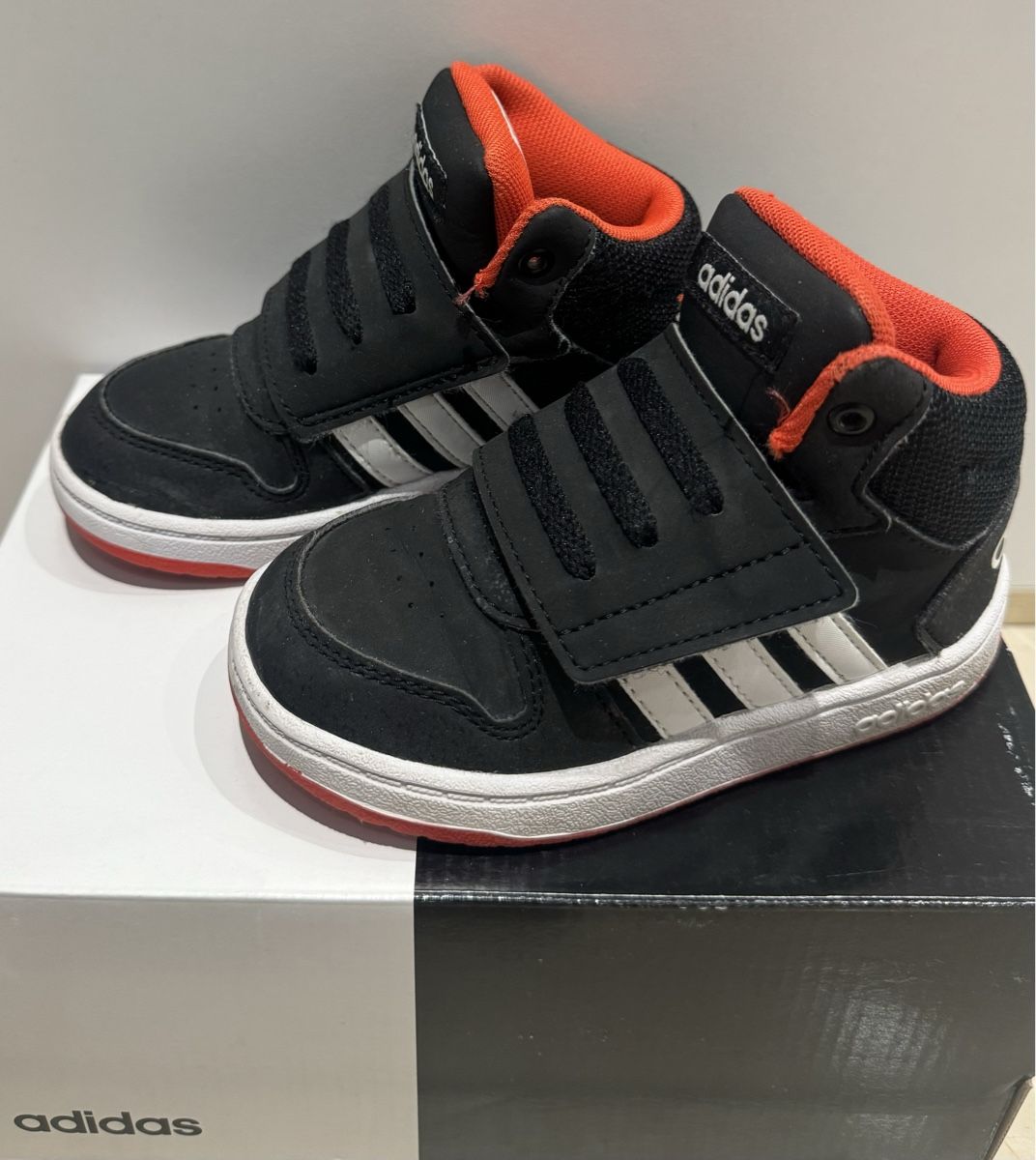 Adidas Chaussures garçon: Adidas Kinderschuhe Grösse 25 – D'occasion à Kirchberg BE par _lb5t