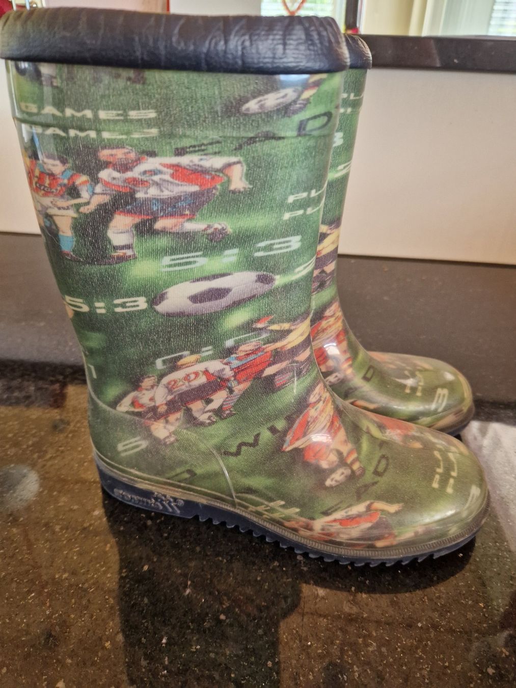 Schuhe für Jungen: Gummistiefel Fussball 33 – Gebraucht aus Giswil von monimaus08