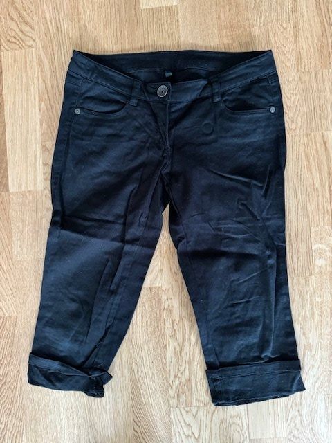 Pantaloni: Damen Hose 3/4 Benetton Gr.34 – Usato da Wabern venduto da MagdalenaWabern