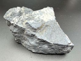 Gediegen Antimon mit Valentinit – Pezinok, Slowakei