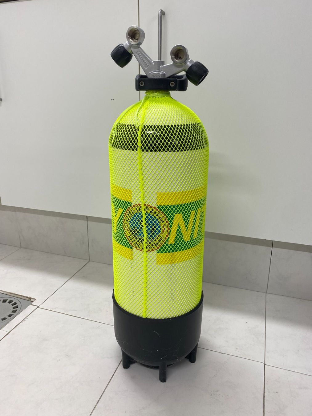Bouteilles de plongée: Tauchflasche, 15l mit Doppelventil, ungeprüft, Nitrox – D'occasion à Rüttenen par Enboe