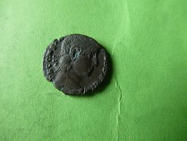 uralte Bronzemünze 14 mm     1.26 g
