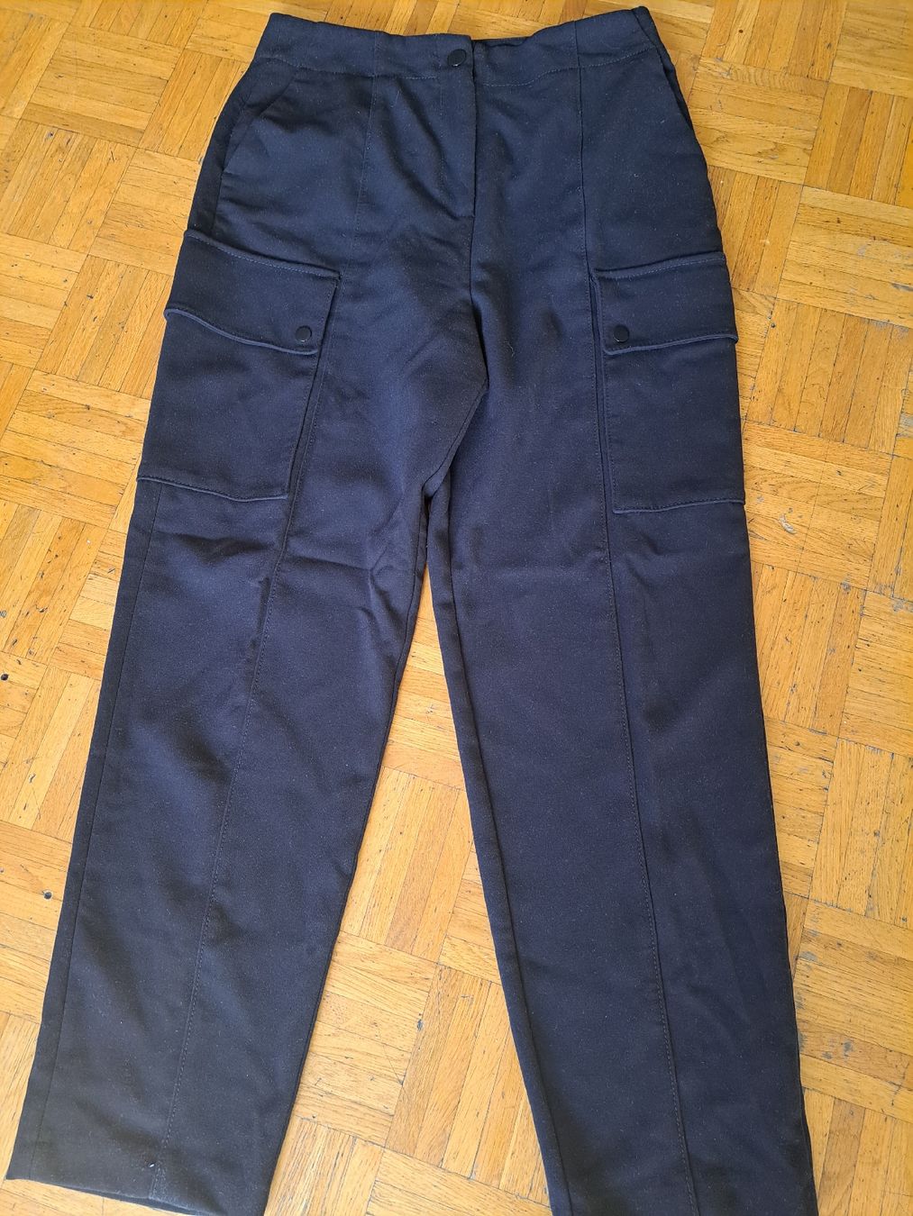 Sandro Pantaloni: Pantalon cargo Sandro noir taille 38. Parfait  – Usato da Chêne-Bourg venduto da mar_p5n7