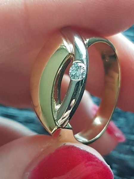 Anelli: 750 Goldring mit 1Brillant – Nuovo (secondo la descrizione) da Unterägeri venduto da Altgoldschmuck 1