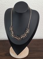 Halskette Blattdesign Goldfarben mit schwarzen Steinen 