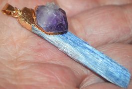 Anhänger L-1907 –Zyanit mit Amethyst goldig eingefasst 60x11