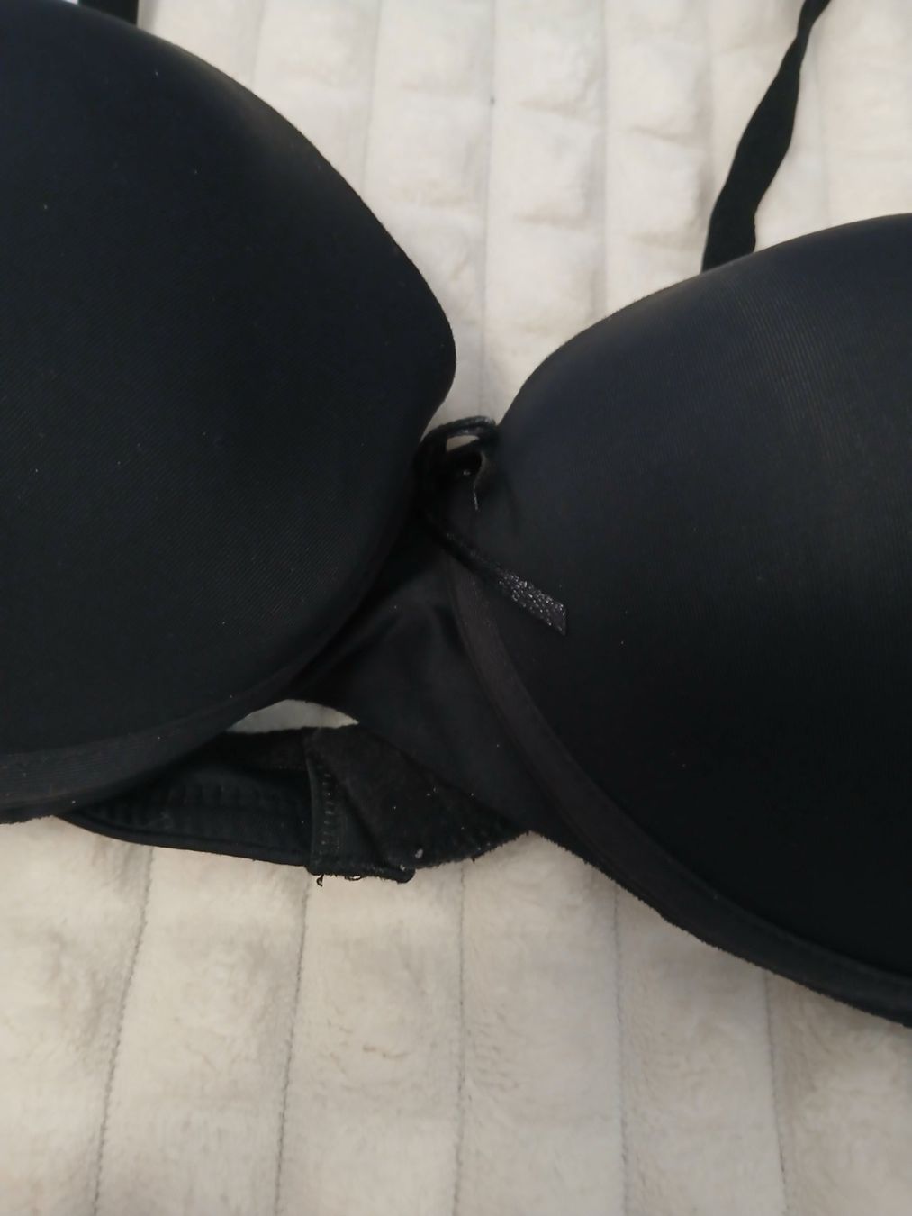 Altra biancheria intima: Schwarzer BH mit Push-up Effekt Grösse 42/95 – Usato da Glattbrugg venduto da fin_66d8 1