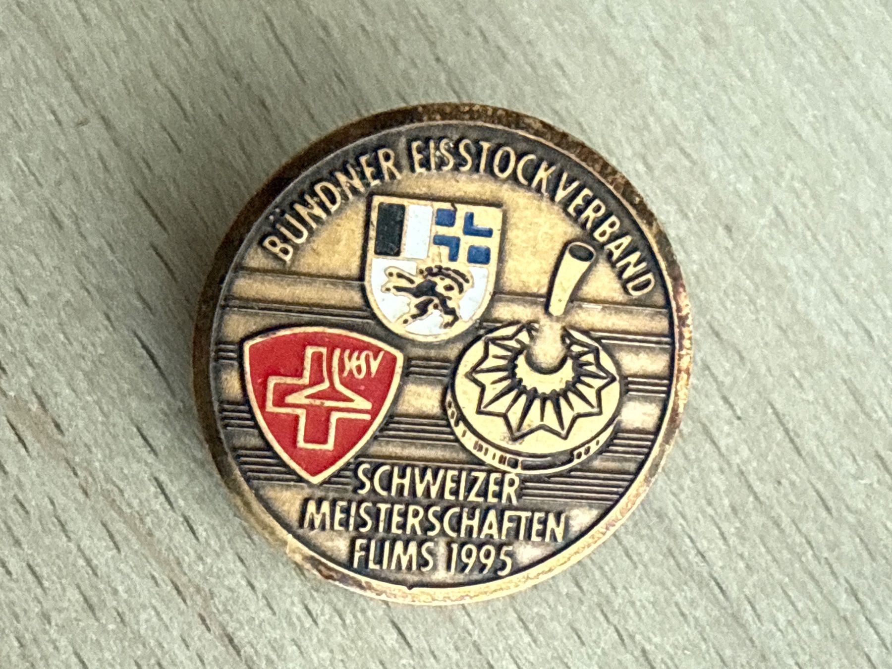 Plaketten & Abzeichen: Pin Eisstockschiessen Schweizer Meisterschaften 1995 – Gebraucht aus Glattbrugg von Schweigmatt